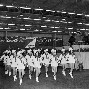 850732 Afbeelding van de opkomst van Tamboercorps Domstad, voorafgegaan door majorettes in de nieuwe veemarkthallen ...